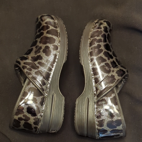 ❤️🐆NWOB Sanita Women's Metallic Black Animal (Leopard) Print Clogs Size 38❤️ - Picture 5 of 9